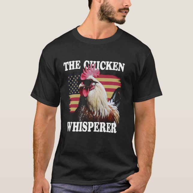 T-shirt Chuchoteur de poulets Cadeau de fermier du drapeau (Devant)