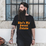 T-shirt Chute Elle est ma pomme de terre douce Thanksgivin<br><div class="desc">I Yam Shirt Lien : https://www.zazzle.com/z/sfp4ux2b?rf=238271464211929975 Automne Halloween Elle est ma pomme de terre douce Thanksgiving Couple</div>