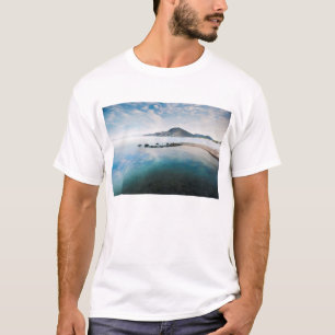 T-shirt Ciel bleu nuageux se reflétant dans le lac