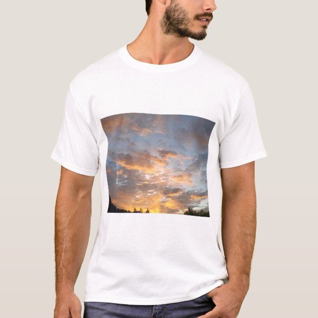 T-shirt Ciel de coucher de soleil avec des nuages chauds à (Devant)