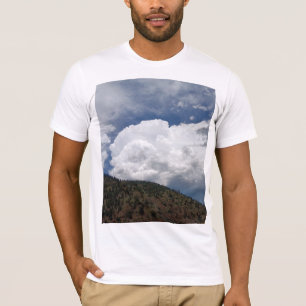 T-shirt Ciel nuageux sur des collines ondoyantes avec un v