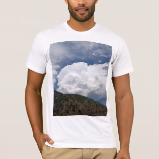 T-shirt Ciel nuageux sur des collines ondoyantes avec un v