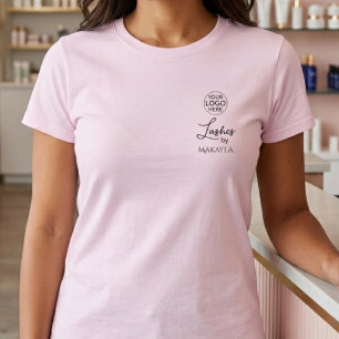 T-shirt Cils de logo de script rose Blush Staff
