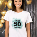 T-shirt Cinquante fabuleux 50e anniversaire<br><div class="desc">Un mélange de joli script et d'audace moderne avec ce simple design de chemise "50 And Fabulous"! Doté d'une coloration classique noir et blanc avec une touche de couleur de l'arrière - plan turquoise bleu (ou bleu clair). Customisez au nom, et si vous le souhaitez, vous pouvez également changer le...</div>
