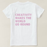 T-shirt Citation de créativité Typographie rose Retour Imp<br><div class="desc">Tshirt pour les créatifs présente le texte "la créativité fait tourner le monde" sur le dos du tshirt dans la typographie rose fuchsia sur un arrière - plan blanc. Conçu exclusivement pour vous par Happy Dolphin Studio. Si vous avez besoin d'aide ou de produits correspondants, veuillez nous contacter par l'intermédiaire...</div>