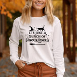 T-shirt Citation de Hocus Pocus Halloween pour femmes<br><div class="desc">Célébrez Halloween avec cette sorcière "C'est juste une bande de Hocus Pocus" qui cite le t-shirt graphique à manches longues pour femmes. Le lettrage de typographie décorative est agrémenté de rouleaux éffrayants, d'étoiles scintillantes, d'un casquette sorcier, d'un chat noir et d'un broomstick de sorcière. Le jeu de couleurs noir peut...</div>