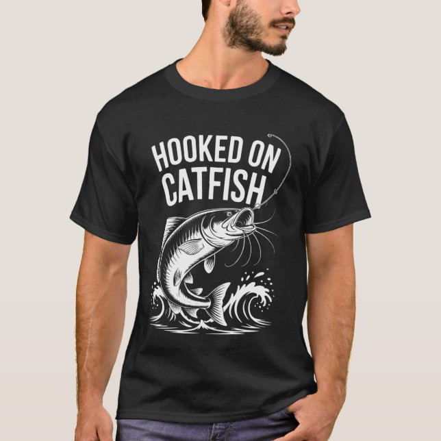 T-shirt Citation de pêche rétro au poisson-chat accroché (Devant)