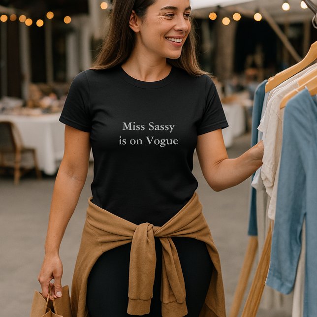 T-shirt citation de tenue esthétique Miss Sassy est à la m (Créateur téléchargé)