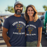 T-shirt Citation de travail social mignon<br><div class="desc">Social Workers Change the World,  un don inspirant. Une mignonne citation de travail social motivationnel écrite autour d'un bel arbre de feuilles arc-en-ciel.</div>