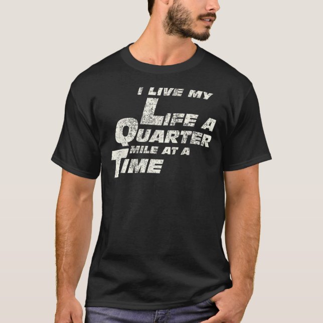 T-shirt Citation De Voiture Rapide Je Vis Ma Vie Un Quart  (Devant)