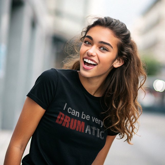 T-shirt Citation drumatique amusante avec du texte rouge e (Créateur téléchargé)