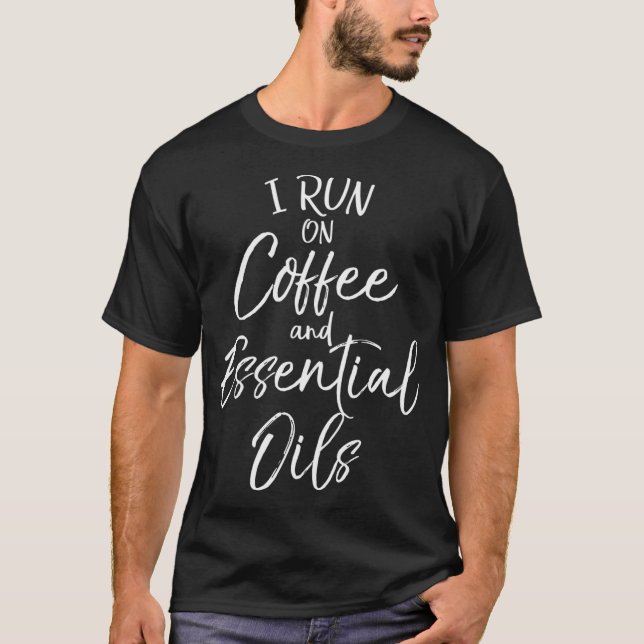T-shirt Citation Essentielle Des Huiles Je Cours Sur Café  (Devant)
