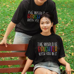 T-shirt Citation Inspirationnelle Affirmation positive joy<br><div class="desc">Le monde est plus brillant avec vous. Soyez une force positive sur la planète avec cette citation motivationnelle de bonheur pour un ami avec la dépression. Beau t-shirt LGBTQ gay pride inclusivité. Partagez cette citation motivationnelle qui encourage et élève les esprits avec ses affirmations. Parfait pour un psychologue avec des...</div>