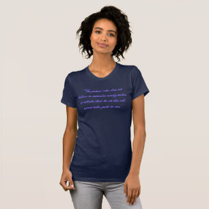 T-shirt Citation Miracles en lettres violettes.