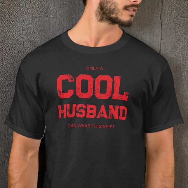 T-shirt Citation Rouge Drôle Typographie Moderne Mari Cool (Funny Red Quote Modern Typography Cool Husband T-Shirt)