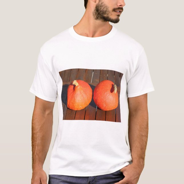 T-shirt Citrouilles sur une table en bois (Devant)