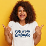 T-shirt Classe de 2025 diplômé de la marine moderne<br><div class="desc">Célébrez la remise des diplômes avec ce t-shirt élégant qui présente une audacieuse "classe de 2025 diplômé" en style brosse marine avec du texte personnalisable qui peut être le nom de l'école ou autre. Choisissez votre chemise couleur d'école et rochez cette chemise fièrement. Coordonnée avec la collection Lea Delaveris Design...</div>