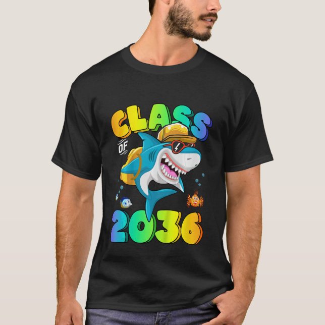 T-shirt Classe Enfants De 2036 Pousser Avec Moi Sac À Dos  (Devant)