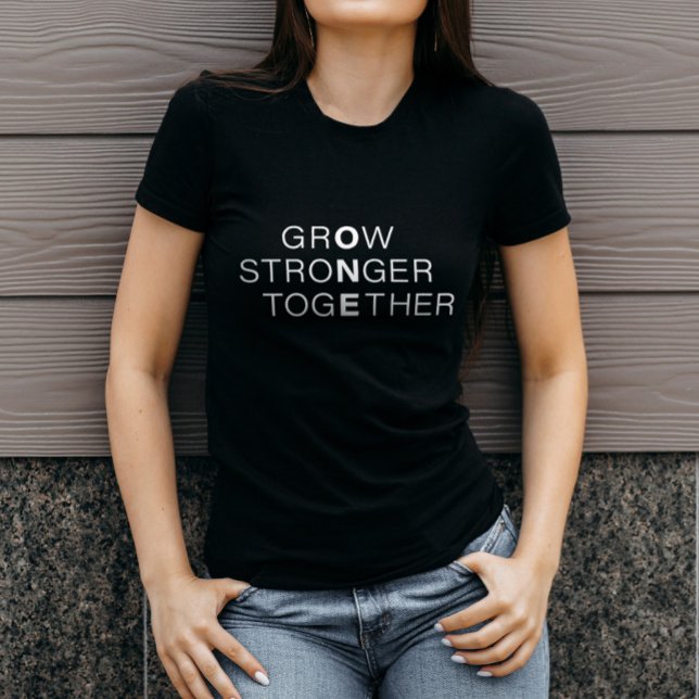 T-shirt Classic Black and White GrOw StroNger TogEther (Créateur téléchargé)