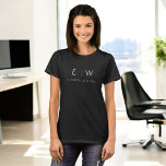 T-shirt Classic Élégant Moderne Minimaliste Nom Monogramme<br><div class="desc">Élevez votre style avec notre Monogram Black White Modern Minimalist Elegant T-Shirt. Cette armoire indispensable allie élégance classique et minimalisme contemporain, ce qui en fait un complément polyvalent et élégant à votre collection. Conçu avec une attention minutieuse aux détails, ce T-shirt est plus qu'un vêtement, c'est une déclaration personnalisée. Le...</div>