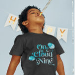 T-shirt Cloud Nine Boy Fête d'anniversaire<br><div class="desc">Mignonne t-shirt pour la fête du 9e anniversaire de votre garçon ! Aquarelle illustration du ciel bleu avec nuages et étoiles. Le texte dit "sur le nuage 9."</div>