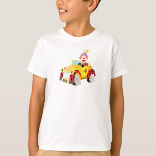 T-shirt clown joyeux conduit une voiture jaune lunatique