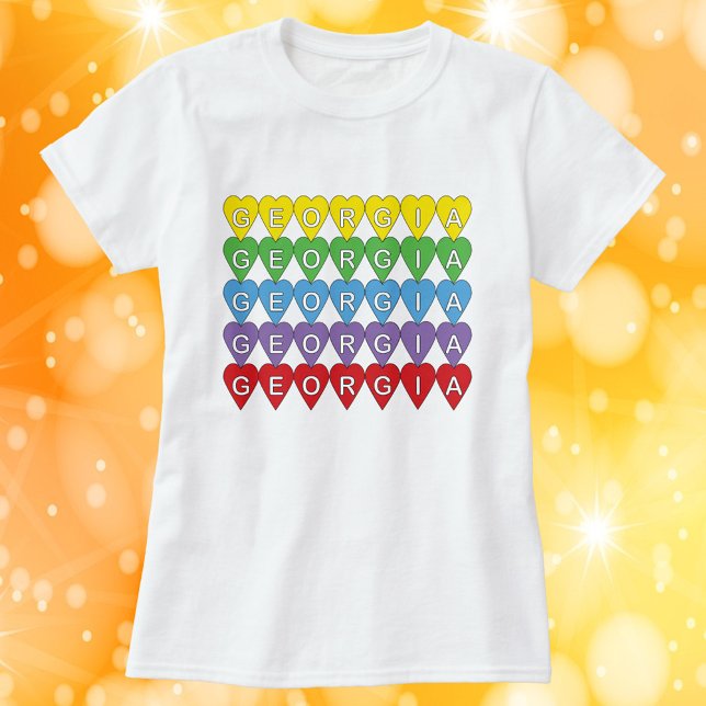 T-shirt Cœurs arc-en-ciel de Géorgie (A shirt that says Georgia in yellow, green, blue, purple and red hearts.)