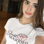 T-shirt Coeurs rouges juste mariés<br><div class="desc">marié avec des coeurs entrelacés rouges et détails mariages personnalisation</div>