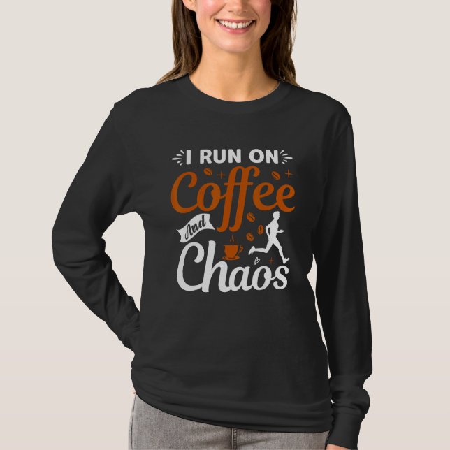 T-shirt coffee drinker saying I live on coffee and chaos 2 (Devant)