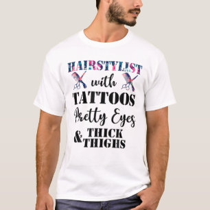T-shirt Coiffeuse Avec Tatouages Jolies Yeux Et Épais