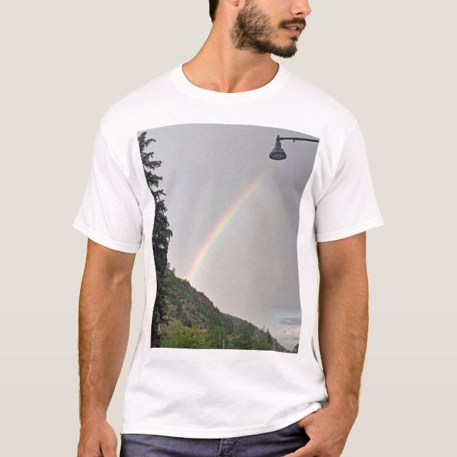 T-shirt Colorful Rainbow Over Suburban Street Lamp  (Devant)