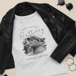 T-shirt commémoratif d'anniversaire<br><div class="desc">Mémorial 'HAPPY HEAVENLY BIRTHDAY' Les tee-shirts commémoratifs rendront un hommage parfait à votre amour. Doté du dicton 'joyeux anniversaire céleste', une photo gravée, leur nom, et les dates de naissance et de mort, sur un arrière - plan noir. Vous pouvez modifier les styles de police, la taille et la couleur...</div>
