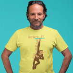 T-shirt Comment ça va accrocher le mignon singe graphique<br><div class="desc">Un singe accroché à un bar accompagne le slogan HOW'S IT HANGING sur ce tee graphique. Le singe est brun et foncé,  avec des lettres coordonnées dans le teint foncé.</div>