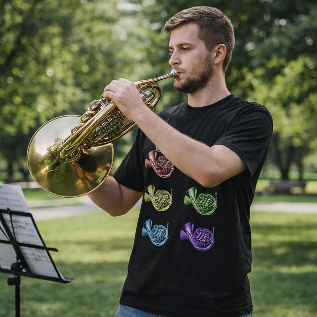 T-shirt Conception de collage de cor français arc-en-ciel (A fun shirt with a pattern of rainbow french horns)