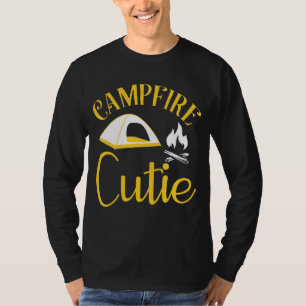 T-shirt Conception de jolie fille au feu de camp avec tent