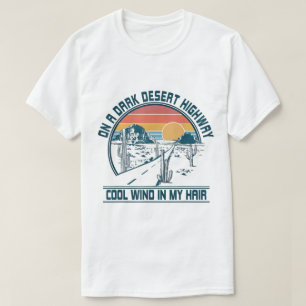 T-shirt Conception de la route désertique au coucher du so