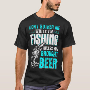 T-shirt Conception de pêche à la basse avec poisson et dra