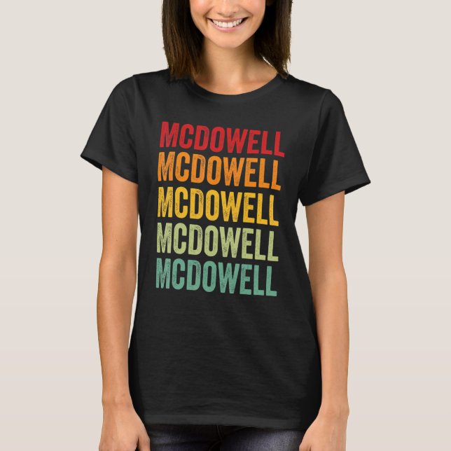 T-shirt Conception de texte arc-en-ciel du comté de McDowe (Devant)