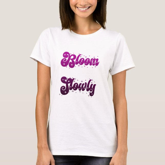 T-shirt Conception de typographie violette féminine Bloom  (Devant)