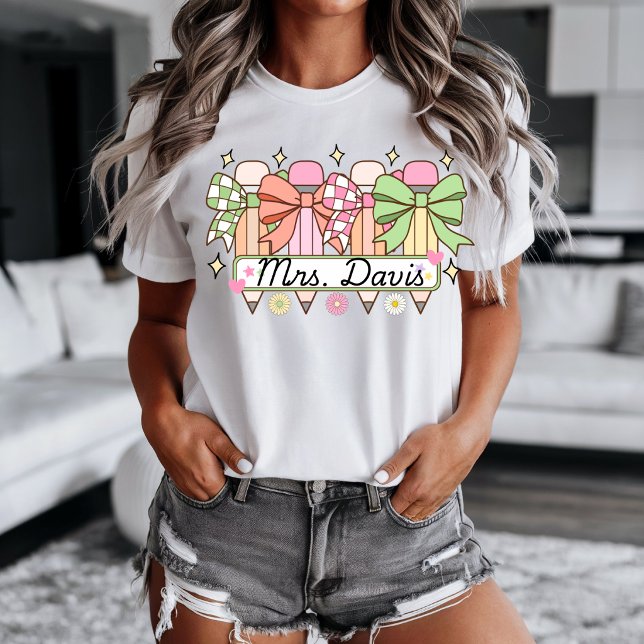 T-shirt Conception personnalisée du nom de l'enseignant de (Cute Teacher design with school pencils and teachers real name. )
