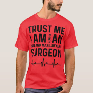 T-shirt Confiance Je Suis Presque Maxillofaciale Chirurgie
