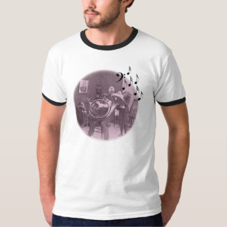 T-shirt considérant de tuba dans le salon