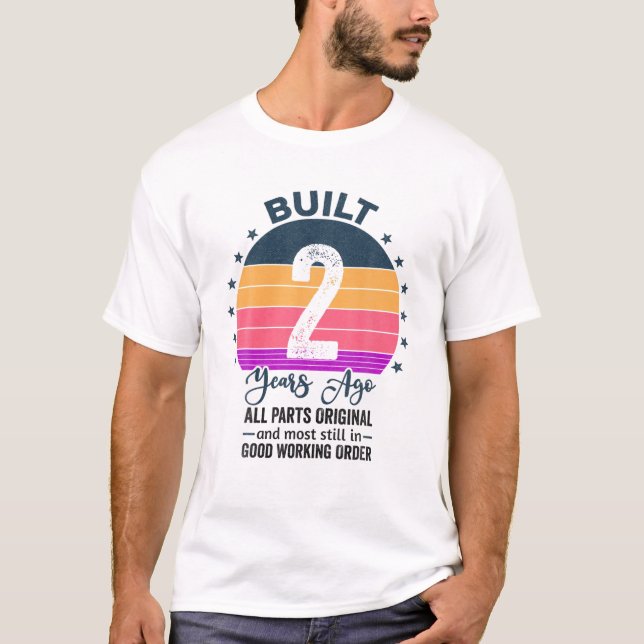 T-shirt Construit Il Y A 2 Ans Toutes Les Pièces Original  (Devant)