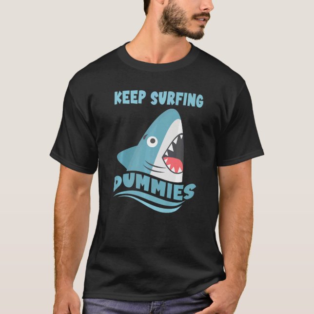 T-shirt Continuez à surfer Dummies Surfing Shark Surfboard (Devant)