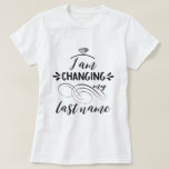 T-shirt Cool Je suis en train de changer mon nom de famill<br><div class="desc">Un design élégant pour une future mariée ! Utilisez l'outil personnaliser pour ajouter un nom/des initiales. Voir aussi ma collection de cadeaux pour les jeunes mariés!</div>