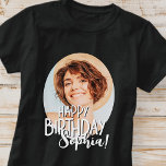 T-shirt Cool moderne amusant Photo personnalisée Accueil A<br><div class="desc">Le design est moderne et simple. Ajoutez une photo personnalisée du célébrant d'anniversaire et ajoutez son nom,  ajoutez un message personnalisé</div>