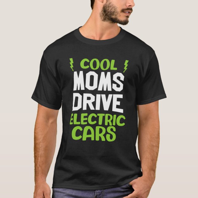 T-shirt Cool moms drive electric car present EV car driver (Devant)