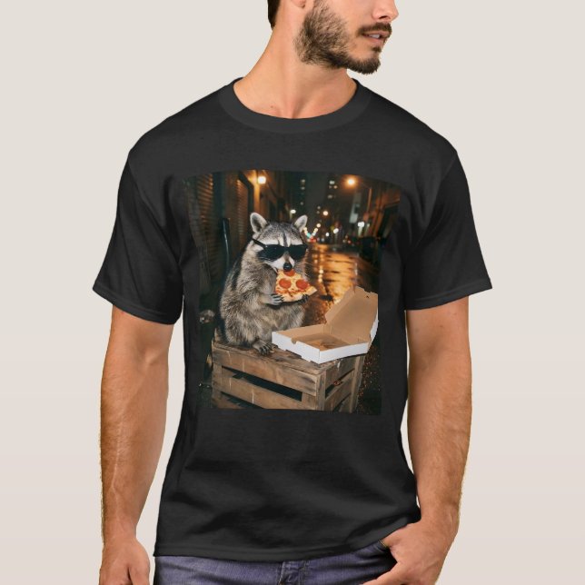 T-shirt Cool Raccoon Eating Pizza Night City Illustration (Devant)