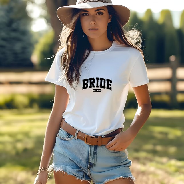 T-shirt Cool Retro Bride 2025 Print Woman (Cool Retro Bride 2025 Print Woman T-Shirt)