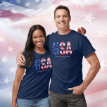 T-shirt Cool Vintage États-Unis Drapeau américain Texte pe<br><div class="desc">Montrez votre fierté pour les Etats-Unis avec ce design inspiré du drapeau américain avec les lettres USA. Des rayures rouges et blanches et des étoiles blanches remplissent les lettres. Idéal pour les 4 juillet, le Memorial Day, le jour des vétérans ou les loisirs d'été. Fait un grand cadeau à tous...</div>